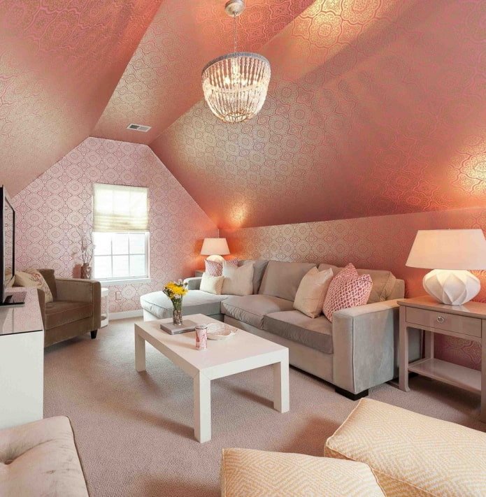 carta da parati rosa sul soffitto negli interni