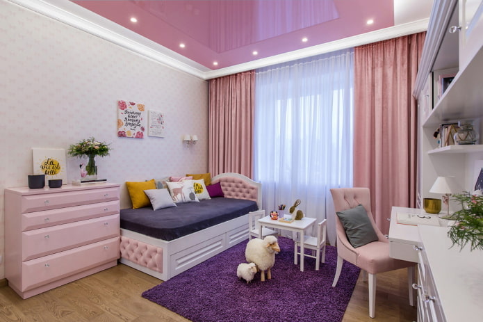 soffitto teso rosa nella cameretta dei bambini