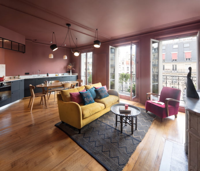 design del soffitto rosa nel soggiorno