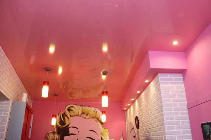 design del soffitto rosa con lampade