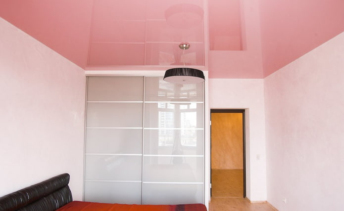 soffitto teso rosa all'interno
