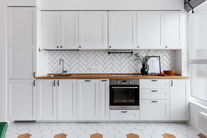 cucina con maniglie in stile scandinavo