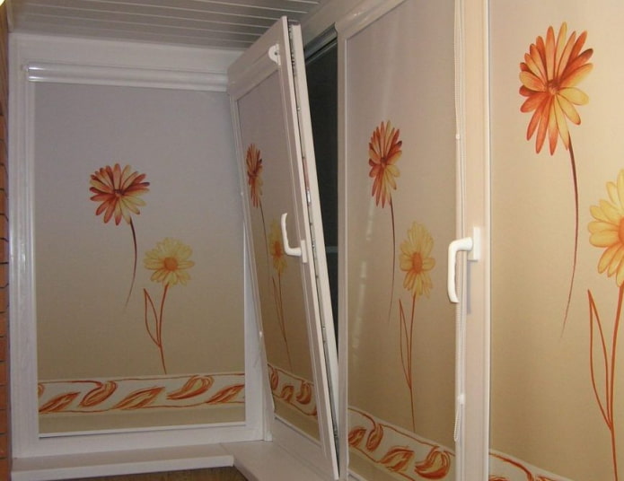 tende a rullo con fiori sulla loggia