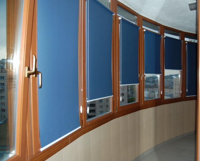 Tende a rullo con protezione solare completa sulla loggia