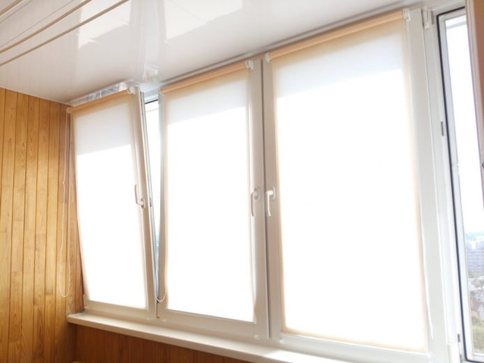 tende a rullo diffondenti sul balcone