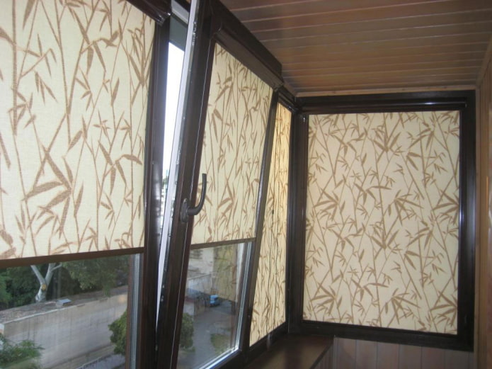 tende a rullo beige con motivo sulla loggia