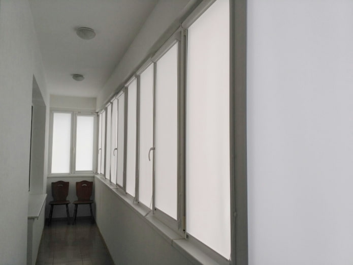Tende a rullo bianche sulla loggia