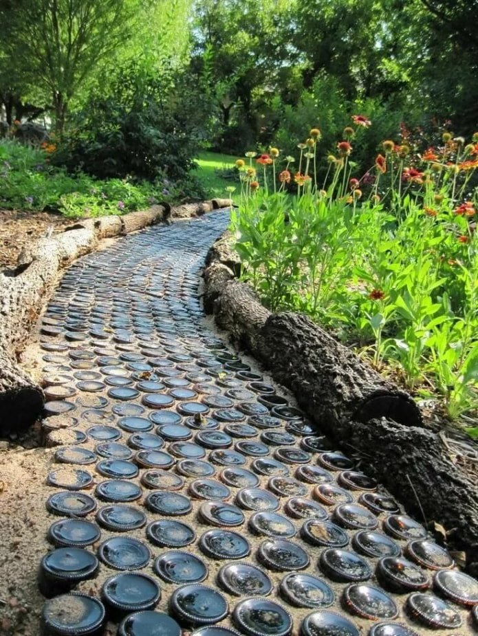Sentiero da giardino fatto di bottiglie