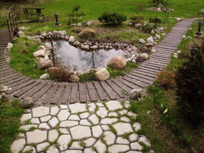 Sentiero in assi di legno