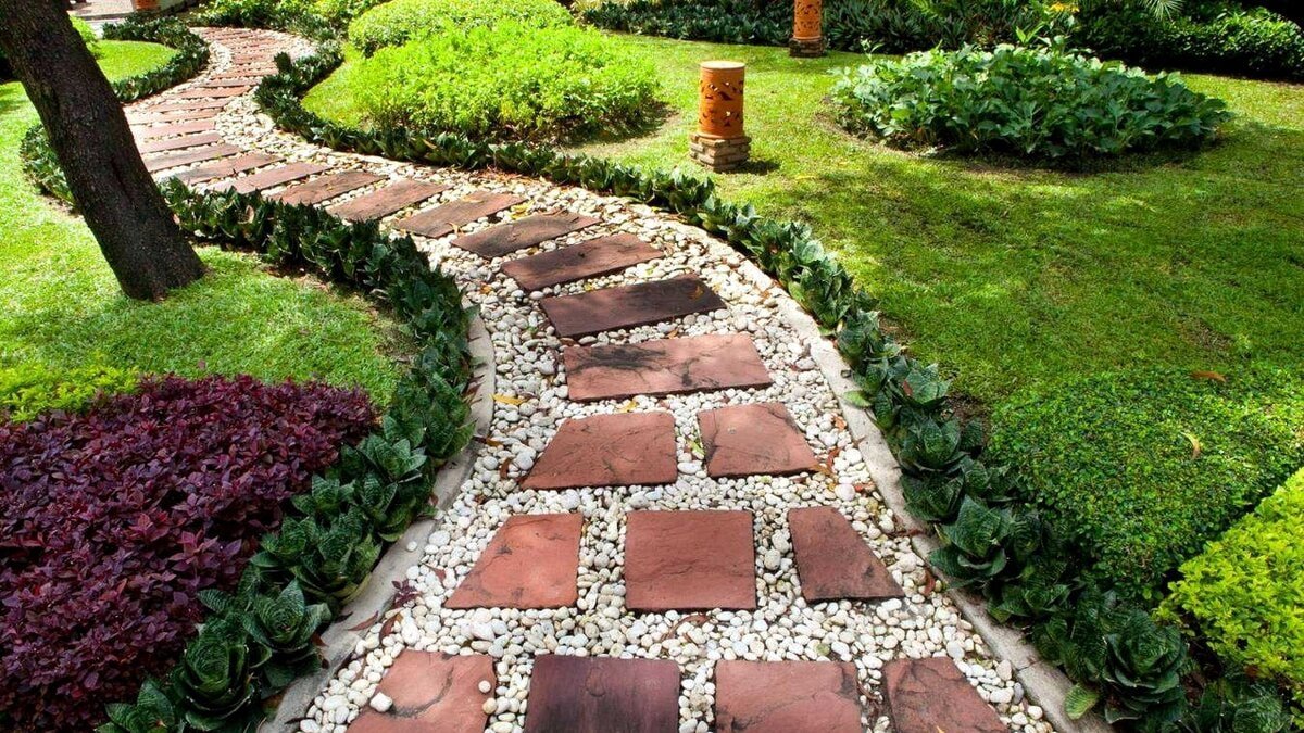 Come decorare splendidamente i vialetti del giardino di una casa estiva?