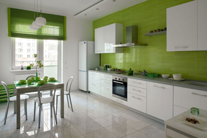 interno della cucina nei toni del bianco e del verde chiaro