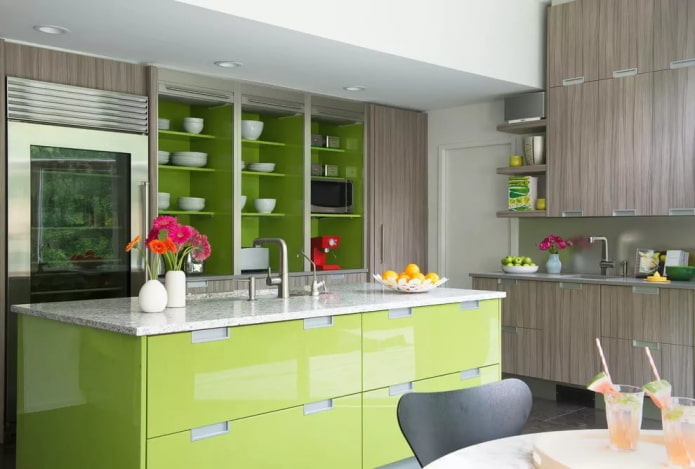 interno della cucina nei toni del grigio e del verde chiaro