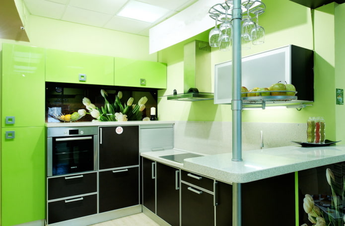 interno della cucina nei toni del nero e del verde