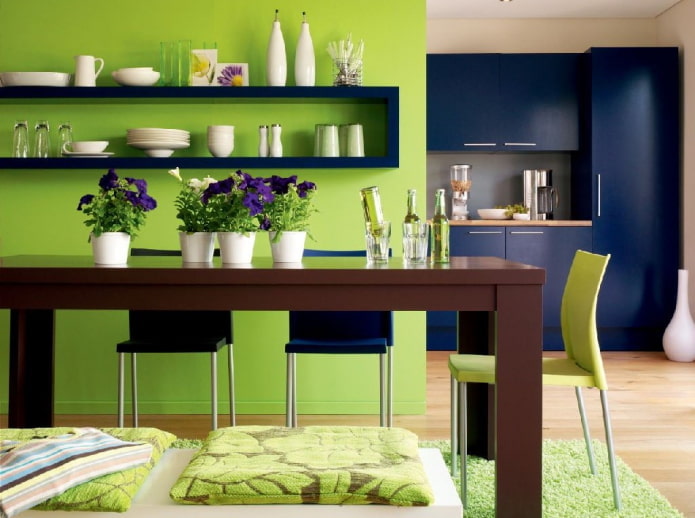 interno della cucina nei toni del blu-verde