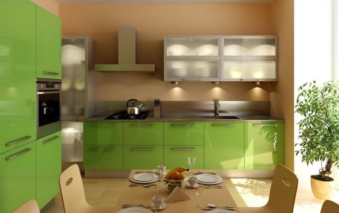 interno della cucina nei toni del beige e del verde chiaro