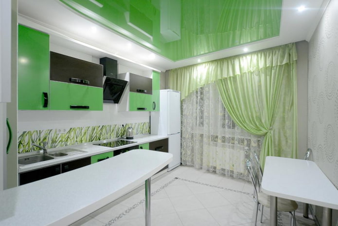 tende all'interno della cucina nei toni del verde chiaro