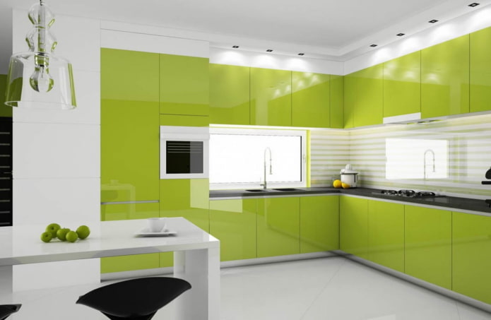interno della cucina nei toni del bianco e del verde chiaro