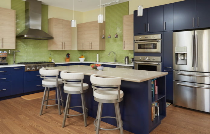 interno della cucina nei toni del blu-verde