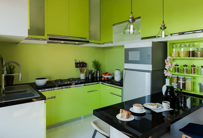 illuminazione e decorazioni per l'interno della cucina nei toni dell'insalata