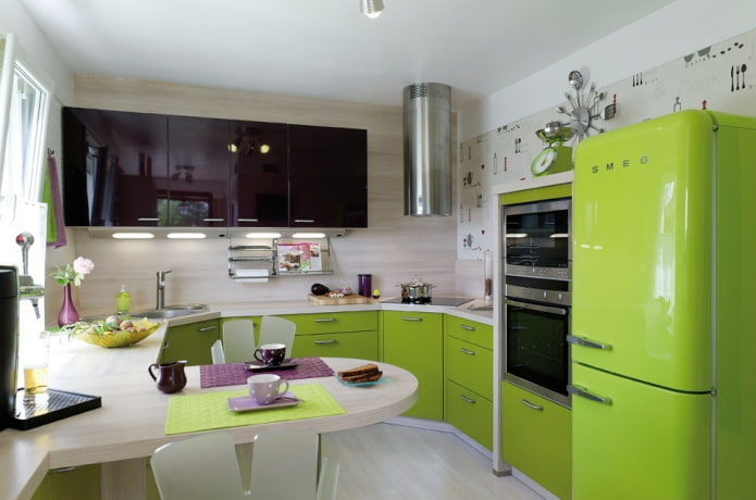 mobili ed elettrodomestici nell'interno della cucina nei toni del verde chiaro