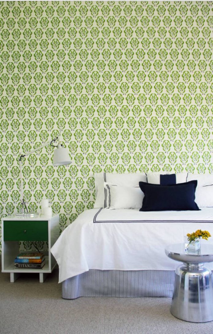 carta da parati verde chiaro nell'interno della camera da letto