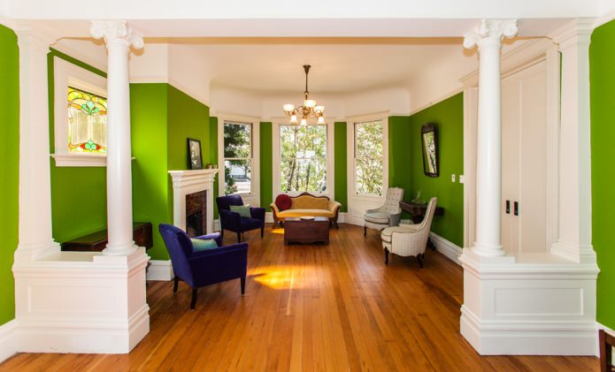 Interno classico con pareti verde chiaro