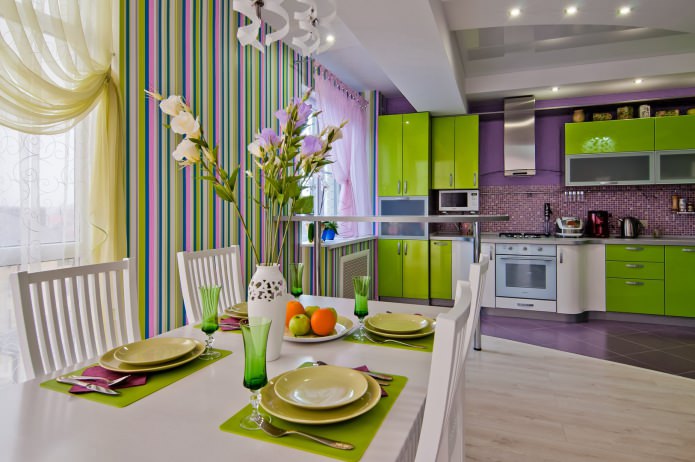 Cucina lilla e verde chiaro