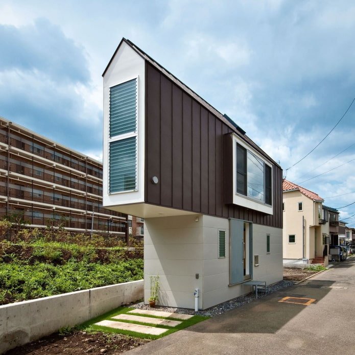 casa stretta a Tokyo di giorno