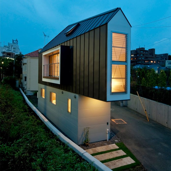 casa stretta a Tokyo di notte