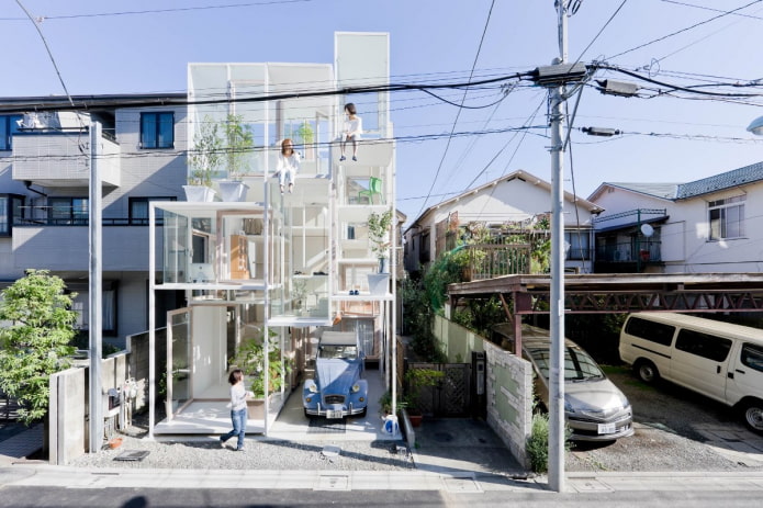 casa trasparente a Tokyo vista dall'esterno
