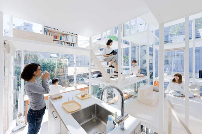 casa trasparente a Tokyo vista dall'interno
