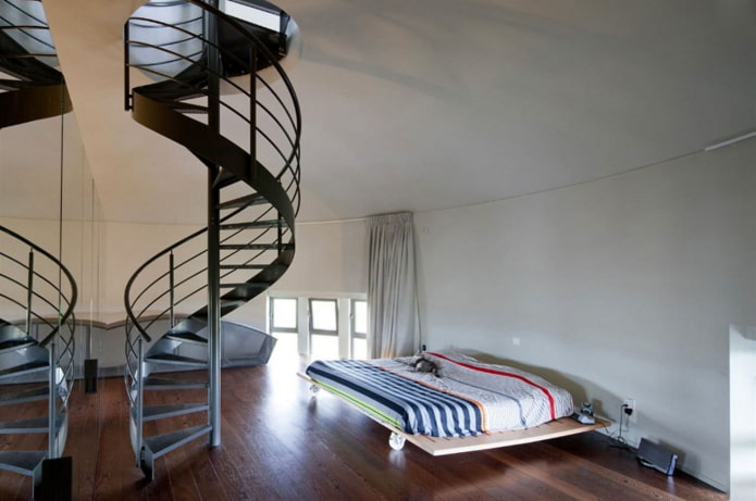 casa ricavata da un serbatoio dell'acqua in Belgio vista dall'interno
