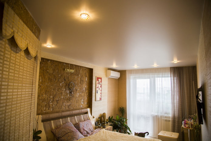 soffitto teso satinato in camera da letto