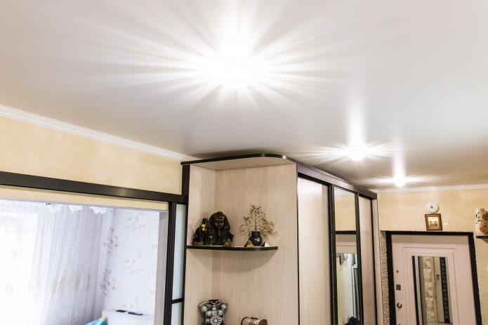 soffitto satinato nell'interno del corridoio