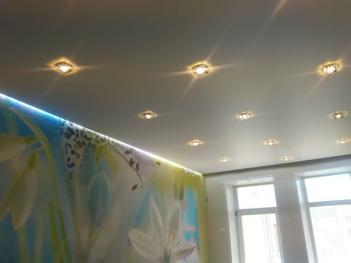 soffitto teso in raso con faretti