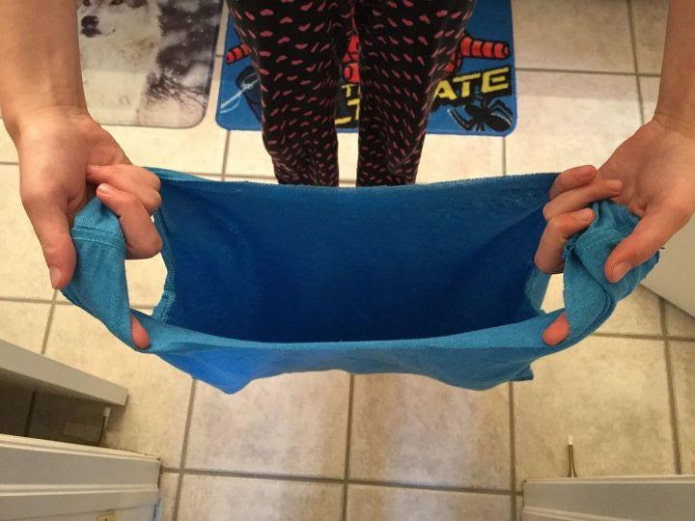 borsa shopper con vecchi vestiti