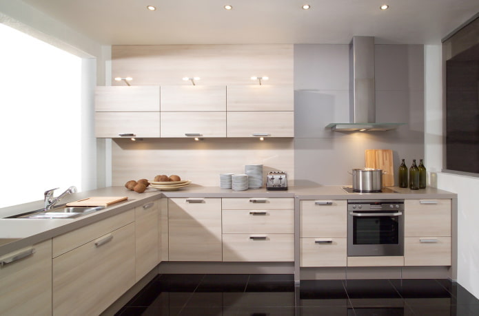 interno della cucina nei toni del grigio e del beige