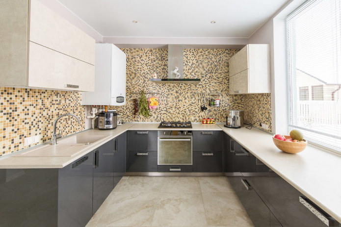 interno della cucina nei toni del grigio e del beige