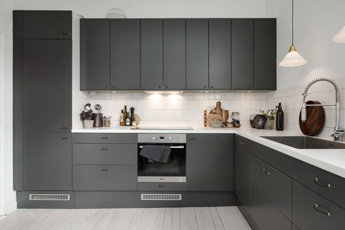 interno della cucina nei toni del grigio e del bianco