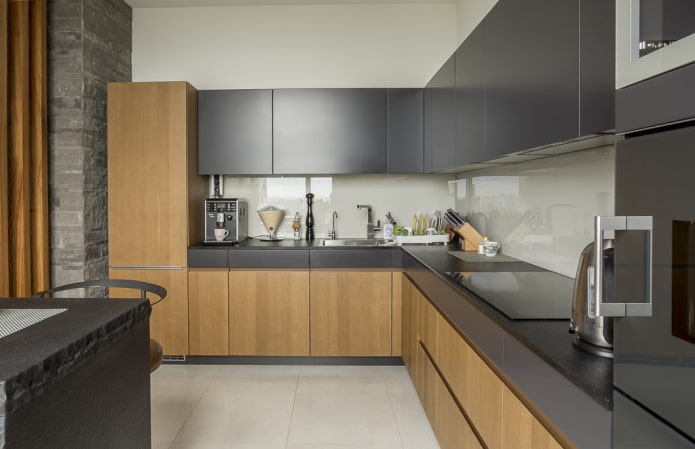 interno della cucina nei toni del grigio-marrone