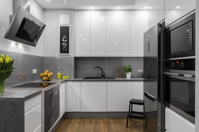 interno della cucina nei toni del grigio e del bianco