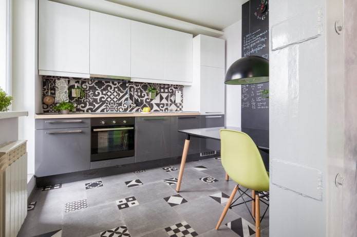 interno della cucina nei toni del grigio e del bianco