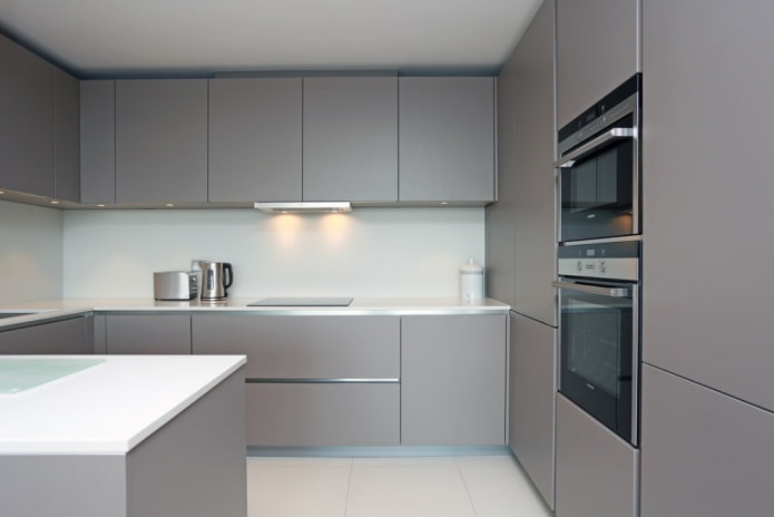 interno della cucina nei toni del grigio e del bianco