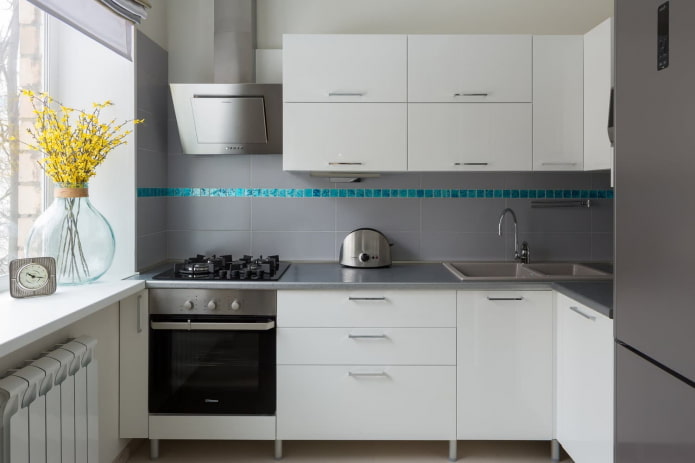 interno della cucina nei toni del grigio e del bianco