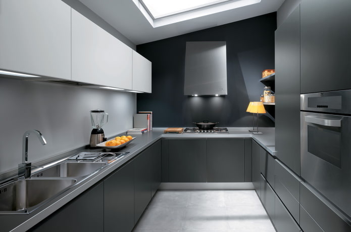 interno della cucina nei toni del grigio scuro