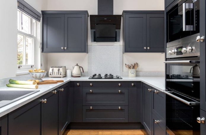 interno della cucina nei toni del grigio scuro
