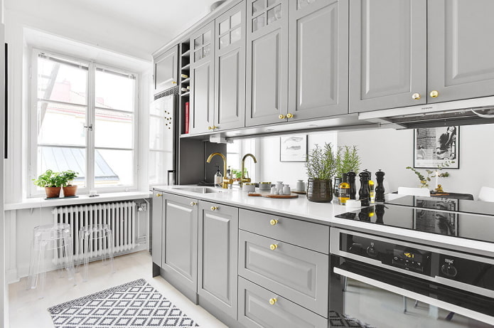 interno della cucina nei toni del grigio chiaro