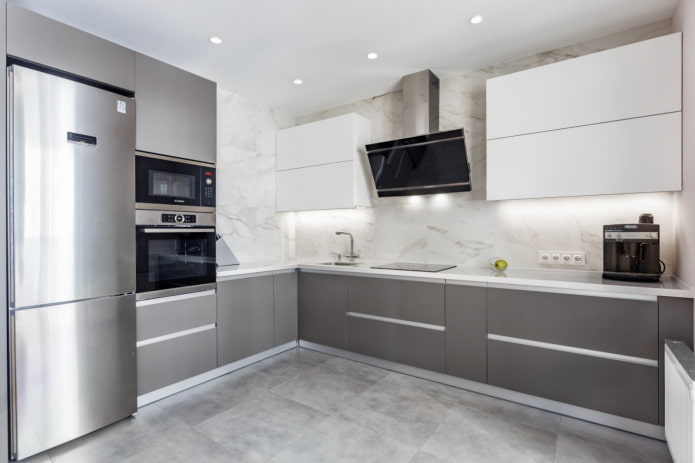 interno della cucina nei toni del grigio chiaro