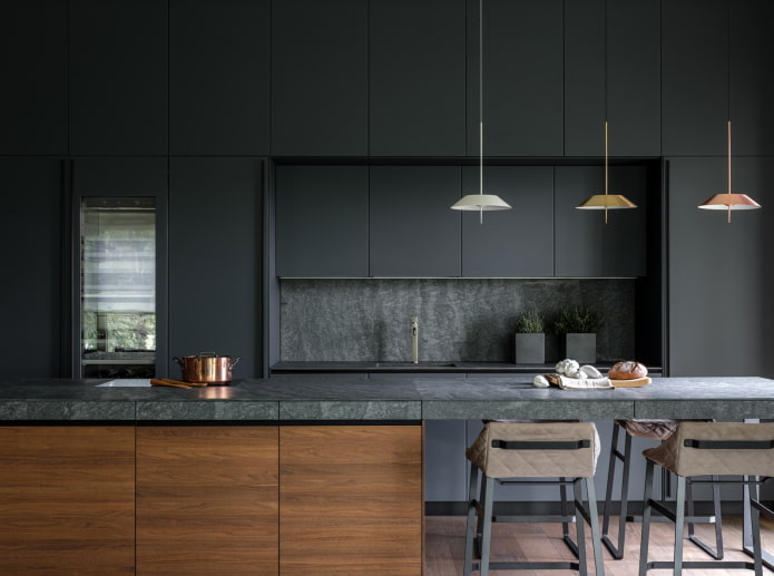 interno della cucina nei toni del grigio scuro