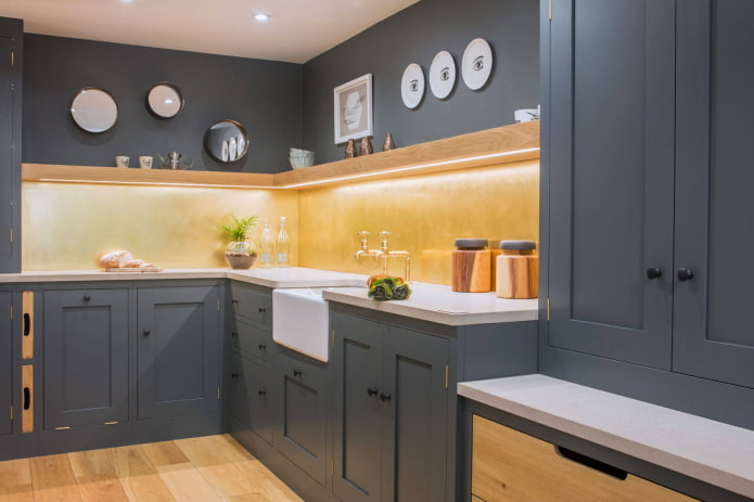 interno della cucina nei toni del grigio scuro